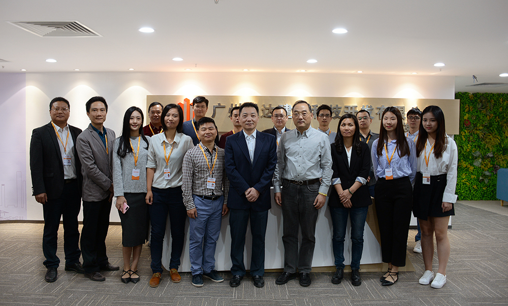 集体合影办公室新貌